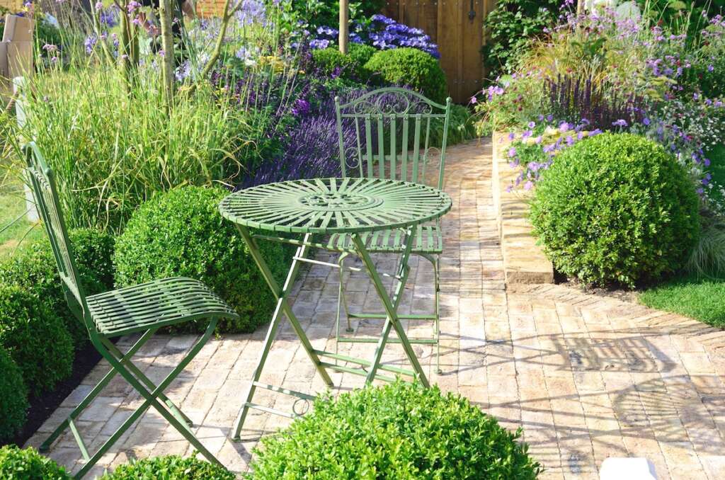 chaise et table de jardin en métal